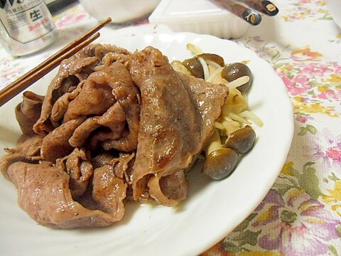 すきやき肉ともやししめじの塩にんにく焼き